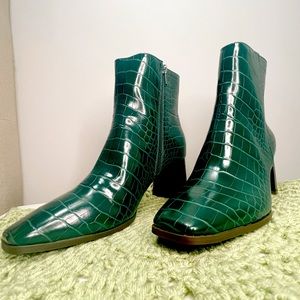 BRAND NEW! Dark green High boots for fall